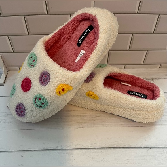 Kensi Size:9 Women Faux Sherpa Memory Foam Slippery Smile Face Super Cute! - Picture 4 of 5